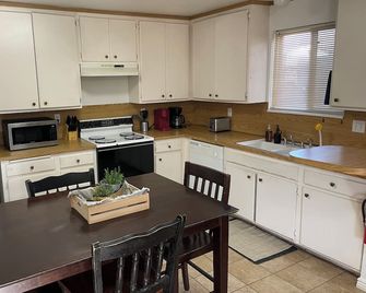 Delightful 2-bedroom apartment #4 with large yard in vibrant Lehi - Lehi - Küche