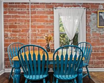 Down By The Bay w Hot Tub, 2 Blocks 2 Beaches, Game Room, Reading Nook, Dog-Friendly, Historic Charm - Panama City - Dining room