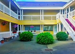 Fun Place To Stay And Getaway at GuestHouse Enumclaw! 4 Pet-friendly Units - Enumclaw - Building