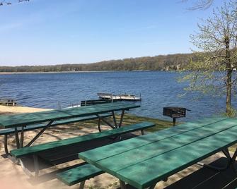 Lakefront Hidden Gem ! - Elkhorn - Patio