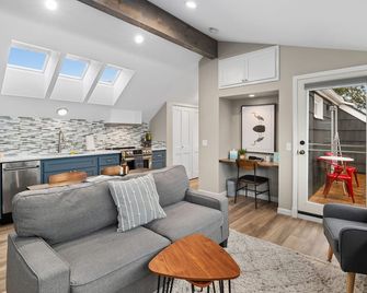 Modern 1 BR apt in Old Town w/view. Walk to beach. - Mukilteo - Living room