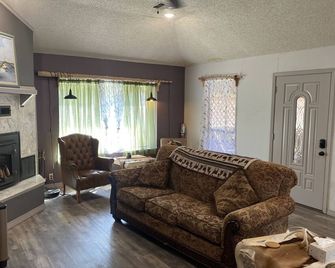 Cozy Ranch Home w/Spacious living/ kitchen, screened in porch - Atoka - Huiskamer