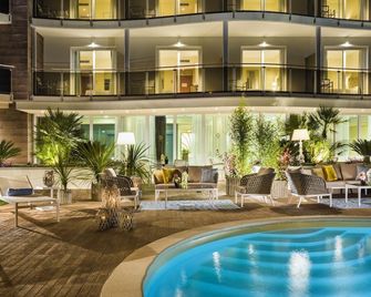 Grand Hotel Pietra Ligure - Pietra Ligure - Piscina