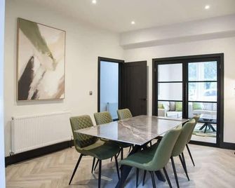 New! Stylish & Modern Home With Free Parking! Book Now! - Mánchester - Comedor