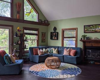 Mountain Adventure House - Bent Creek - Living room