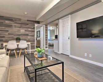 12 Mi to Dtwn: Modern Denver Home w/ Fire Pit - Northglenn - Living room