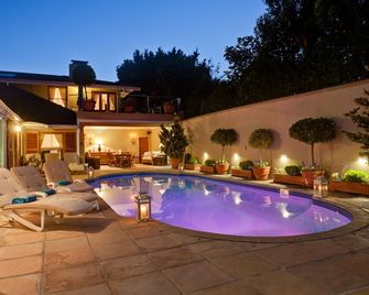 2 Bedroom Cottage, spacious open plan living area in the heart of Constantia - Kapstadt - Pool