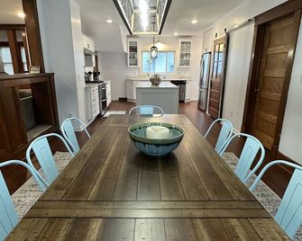 Roomy 5BR 1/4 mile from Main St - Cheboygan - Dining room