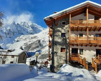 هوتل أيجل - كورمايور - مبنى