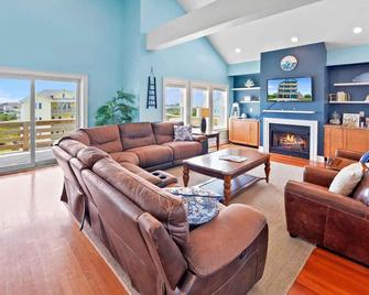 Oceanview Dog Friendly Home w/ Private Pool, Hot Tub, Elevator, and Game Room - Rodanthe - Living room
