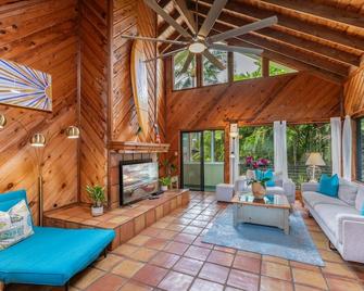 Perfect for a romantic getaway or a family vacation. - Hanalei - Sala de estar