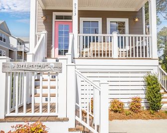 Vacation Beach House! Comfy beds, Wi-Fi, Cable, Fire Pit, Grill, and Balcony! - نورفولك (فيرجينيا) - مبنى