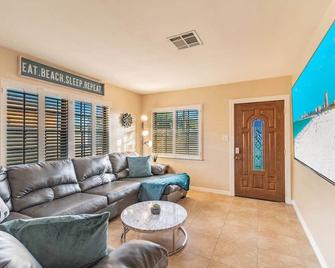 Tropical Getaway | Private Pool | Ace Location - Tampa - Salon