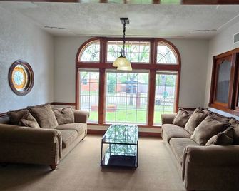 Welcome to our 1890 Victorian Mansion Spacious 8-bedroom house in lovely Coleman - Coleman - Living room