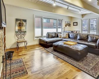Walk Everywhere! Deluxe Aspen Condo - Aspen - Living room