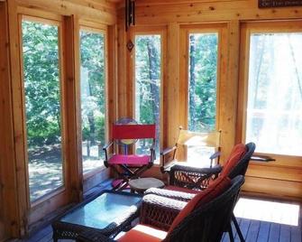 Sweet Cottage Condo, Great Location! (2080) - Wellfleet - Living room