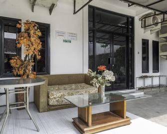 OYO Life 2391 Baladewa Residence Syariah - Karawang - Lobby