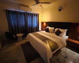 Hotel 7 Cr - Vadodara - Slaapkamer