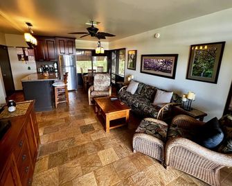Beachfront + Oceanfront Molokai Condo - Maunaloa - Living room