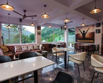 LivingStone River side Hills resort family Room - Dehradun - Restaurant