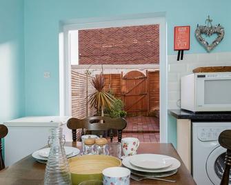 Stopover At Bayfields Families, Workers And Groups - Southsea - Dining room