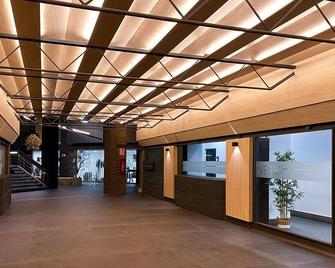 Verso 47 - Oviedo - Lobby