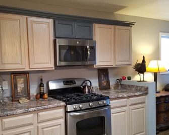 Oasis in the Desert, 2-bed, pool/hot tub, outdoor kitchen, firepit, near Fort - Sierra Vista - Kitchen