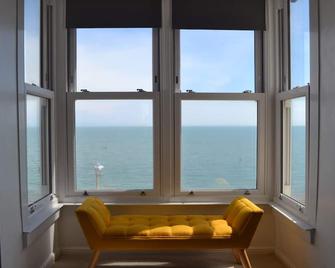 Fairlight View - Folkestone - Living room