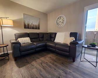 A Spacious Townhome in Newton - Unit C - Newton - Huiskamer