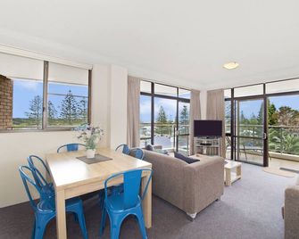 Tasman Towers 9 3 Munster Street Port Ma - Port Macquarie - Living room