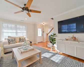 Margate Beach House Close to Beach/Bay - Margate City - Living room