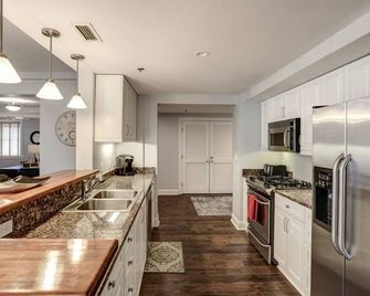 Historic Biltmore Area Renovated Condo - Asheville - Küche