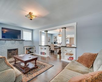 1001 Sevier Bungalow 2 Mi to Neyland Stadium! - Knoxville - Living room