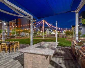 New Stunning 3-Bedroom Penthouse Near Strip & Henderson - Fully Furnished - Las Vegas - Hàng hiên