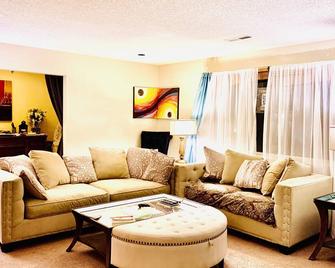Amazing Panoramic Views of Monterey Bay w Hot Tub & Cold Plunge 3 bed 2 bath - Seaside - Wohnzimmer
