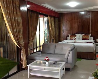 Ruan Mai Naiyang Beach Resort - Sakhu - Makuuhuone