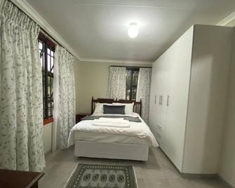 Man and Dog Log Cabin - Midrand - Bedroom