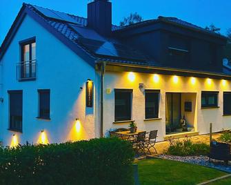 Apartment \'Bei Freunden\' Cozy vacation apartment on the edge of the forest Child-friendly - Naumburg - Gebäude