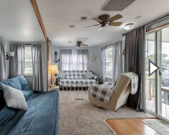 Captain's Quarters Beach Rental lot 200 - Virginia Beach - Living room