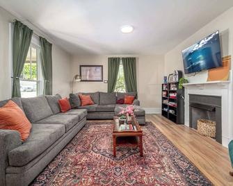Chapel Hill Roots - Northside Historic Home - Chapel Hill - Living room