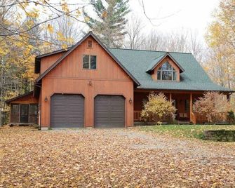 Spacious 3-Bedroom Chalet, Just Minutes from Jay Peak Ski Resort - Jay - Rakennus