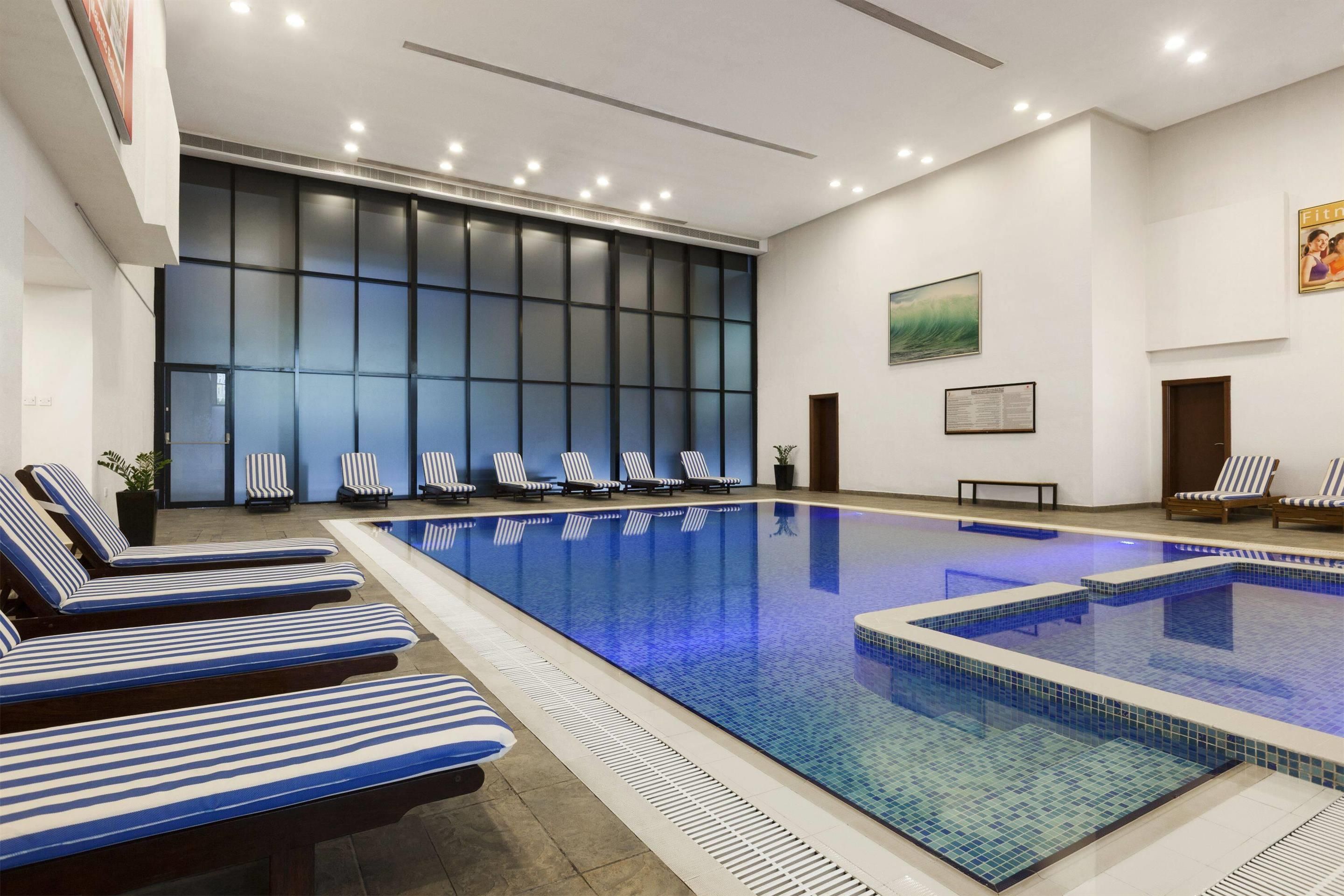 Ramada Hotel & Suites by Wyndham Ajman - עג'מאן - בריכה