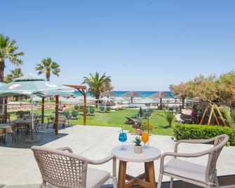 Plaka Beach Resort - Vasilikos - Patio
