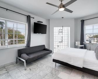 Best Location SOBE Top Floor 2 min to beach & fun - Miami Beach - Bedroom