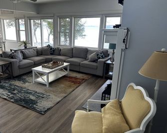 Torch Lake Northern Escape - Central Lake - Living room