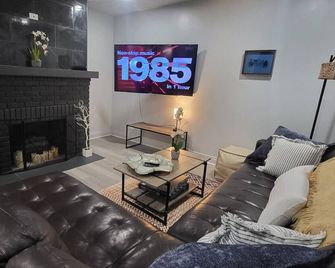Family 3BR Home King Bed Close to Everything - Mayfield Heights - Living room