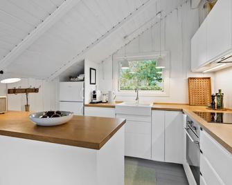 3 Bedroom Lovely Home In Tisvildeleje - Tisvildeleje - Kitchen