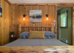 Eagle- Rustic and Tranquil Cottage Room at Manitou Lodge. - Forks - Chambre