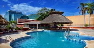 Holiday Inn Merida - Mérida - Zwembad
