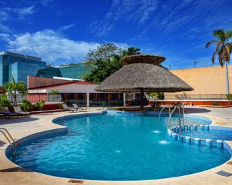 Holiday Inn Merida By IHG - מרידה - בריכה